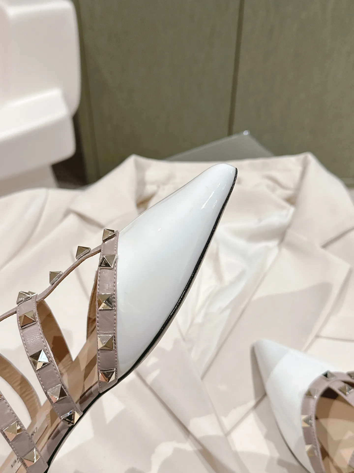 👟👟Ex-factory price 520👟👟 | ²⁰²4 𝐬𝐬 🤍🤎 Versatile series for all seasons! Is your shoe cabinet missing a pair? ! 🔥 The entire VALENTINO series is produced by Taiwan-funded factories! Getting in and out of the counter is stress-free! ROCKSTUD Valentino studded patent leather ballet flats ONE STUD retro craft pyramid large rivet buckle flats/high heels Smooth shoe lines and awesome version Comfortable upper foot. Increases height. Looks slimmer. Elongates leg lines Imported mirrored calfskin/cow patent leather/high-density silk material Lambskin lining Italian high-density genuine leather outsole Size35-39 (40/41/42 can be customized) Heel height: flat ♺Synchronized gift box💝packaging at the counter!
